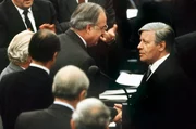 Der gestürzte Bundeskanzler Helmut Schmidt (r, SPD) beglückwünscht am 1.10. seinen Nachfolger Helmut Kohl (M) zu dessen Wahl.