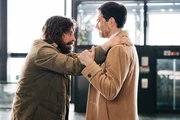 Luca (Lino Guanciale, l.) und sein bester Freund Stefano (Fausto Sciarappa, r.) streiten sich heftig wegen Sylvie.