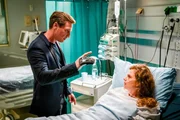 Dr. Neiss (Patrick Kalupa) macht mit Andrea (Anja Antonowicz) einen Simpson-Test.