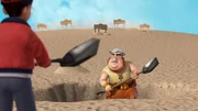 Smee und John graben auf Nimmerland nach einem Schatz.