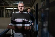 Der in U-Haft sitzende Krankenpfleger Fabian Eisermann (Konstantin Lindhorst, l.) auf dem Weg in seine Zelle.