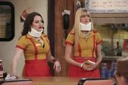 NELLA FOTO, DA SINISTRA: KAT DENNINGS (MAX BLACK), BETH BEHRS (CAROLINE CHANNING)