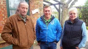 Trödelprofi Otto Schulte (Mitte) mit Susanne und Detlef vor dem baufälligen Hof Trödelprofi Otto Schulte (Mitte) mit Susanne und Detlef vor dem baufälligen Hof