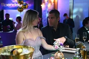 Dragan (Florian Thunemann) nutzt eine Gelegenheit, um sich erneut vor Isabelle (Ania Niedieck) ins Spiel zu bringen.