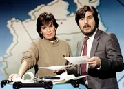 Regionalisierung ist das Zauberwort, mit dem 1983 die Aktuelle Stunde startet. Ein Jahr später beginnen in Köln/Düsseldorf und Münster/Bielefeld noch stärker regional zugeschnittene Sendungen. Heute berichten elf Studios in eigenen Lokalzeiten - und die Aktuelle Stunde ist am Vorabend inzwischen Marktführer im deutschen Fernsehen. - Die "Aktuelle Stunde" (1983) mit den Moderatoren Christine Westermann und Klaus Klenke.