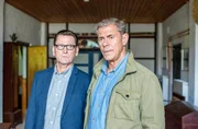 Finn Kiesewetter (Sven Martinek, r.) zweifelt vor seinem Kollegen Lars Englen (Ingo Naujoks, l.) an der Aussage der Wohngruppenleiterin Marianna. Finn Kiesewetter (Sven Martinek, r.) zweifelt vor seinem Kollegen Lars Englen (Ingo Naujoks, l.) an der Aussage der Wohngruppenleiterin Marianna.