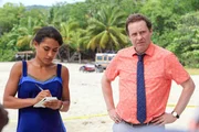 Death in Paradise Staffel 7 Folge 3 Ermittlungen am Strand: Ardal O'Hanlon als DI Jack Mooney, Joséphine Jobert als DS Florence Cassell