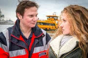 Dr. Haase (Fabian Harloff, l.) hat sich in seine Patientin Milla Heitmann (Sina-Valeska Jung, r.) verliebt.