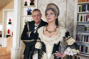 Die plötzliche Verlobung ihrer Tochter Kim beschäftigt auch Friedrich (Wilhelm Manske, l.) und Laura (Olivia Pascal, r.). Doch schon bald kommt es wieder zu den alten Vorwürfen und Laura verteidigt ihre Eigenständigkeit.