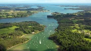 Die wilde und geheimnisvolle Bretagne strahlt mit ihren geschützten Häfen, winzigen Inseln, windgepeitschten Landstrichen und berühmten Steinsetzungen eine unbestrittene Faszination aus.