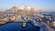 Norwegen erstreckt sich bis weit im Norden, weit jenseits des Polarkreises. Das Land birgt viele in Eis und Schnee gehüllte Schätze, die sich am besten auf einer Bootsfahrt entdecken lassen.