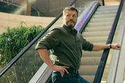 Hans (Martin Muliar), der Vater von Lorenz, ist stolz auf seinen Sohn, der trotz seiner schwierigen Vergangenheit jetzt den Job im Café in der "Sunshine City" hat.