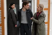 Der Makler Max Stockmann (Jeremy Mockridge, M.) hat sich unerlaubt Zugang zum versiegelten Haus des Toten verschafft. Pauline Hobrecht (Agnes Decker, l.) und Tamara Meurer (Anja Pahl, r.) nehmen ihn als Hauptverdächtigen mit aufs Kommissariat.