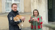 Nachbarin Erika Müller (Regina Vorbau, r.) hat Lisa Schneider in ihrer Wohnung bewusstlos aufgefunden und den Notarzt gerufen. Polizeihauptmeister Kai Timmermann (Mathias Junge, l.) erkundigt sich nach Lisas Ehemann Carsten Schneider. Hat er womöglich etwas mit dem Tod seiner Frau zu tun?