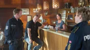 Kai Timmermann (Mathias Junge, l.) und Austauschpolizistin Stine Bergendal (Sidsel Hindhede, r.) befragen die Kneipenbesitzer Tim Schütz (Martin Klodzinski, 2.v.l.) und Moni Schütz (Freya Trampert, 2.v.r.) zu Nico Zieglers Alibi. Offenbar hat er die Kneipe doch früher verlassen, als behauptet und muss demzufolge zur Tatzeit längst Zuhause gewesen sein. Warum lügt er?
