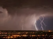 So beeindruckend Blitze auch sind, sie können auch zur Gefahr werden. So beeindruckend Blitze auch sind, sie können auch zur Gefahr werden.