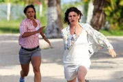 Death in Paradise Staffel 7 Folge 1 Verfolgungsjagd: DS Florence Cassell als Joséphine Jobert, Jemima Rooper als Karen Marston