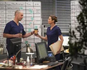 Dr. Cormac Hayes (Richard Flood, l.); Dr. Meredith Grey (Ellen Pompeo, r.)