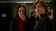Da sich Gabrielle Vega (Zoe Saldana, l.) große Sorgen um ihren Vater macht, bittet sie Detective Olivia Benson (Mariska Hargitay) um Hilfe.