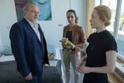 Kurz vor seinem Tod ließ Viktor Schubert die Teddybären, mit denen er und seine Schwester Nora (Franziska Petri, r.) als Kinder spielten, restaurieren. Hauptkommissar Richard Voss (Jan-Gregor Kremp, l.) und Annabell Lorenz (Stephanie Stumph, M.) vermuten, dass dies nicht nur aus sentimentalen Gründen geschah.