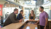 Lars Pöhlmann (Dominic Boeer, l.) und Karoline Joost (Nike Fuhrmann, 2.v.l.) hören sich im Fitnessstudio um. Dort haben Markus Rotmann, das Ehepaar Güstrow, Tanja Wunder (Lara Joy Körner, 2.v.r.) und einige weitere Leute gewöhnlich trainiert. Niemand will etwas Verdächtiges gehört oder gesehen haben. Aber wie konnte das Medikament nur in Markus Rotmanns Flasche hineingeraten? Auch nicht der Tresenmann Ole Schulz (Kaan Yilmaz).