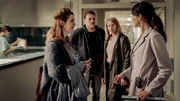 Sophie (Alina Stiegler, l.) und Nazan (Aybi Era, r.) wundern sich über den Besuch von Moritz Becker (Ben Münchow, 2.v.l.) und Freya (Susanne Bormann, 2.v.r.).