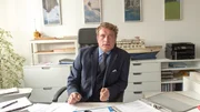 Lisa Schneiders Chef ist der Inhaber von Powerhouse-Yachtmotoren, Holger Martens (Tim Osten). Er zeigt sich schwer getroffen vom Tod seiner Mitarbeiterin. Über Lisa Schneiders Privatleben weiß er wenig und verweist auf ihre beste Freundin Simone Konrad, die zugleich auch seine Lebensgefährtin ist.