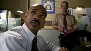Det. Elliot Stabler ist skeptisch: Der Mord an einen bekannten Staatsanwalt weist große Ähnlichkeit mit einigen anderen Fällen auf, die alle von Andy Abbott (Michael Beach l.) verhandelt wurden.