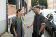Ute (Isabell Hertel) wird von einer Möglichkeit, Spenden für ihr Projekt zu sammeln, überrumpelt. Rechts Easy (Lars Steinhöfel)