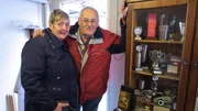 Immer wieder haben Michaela (50) und ihr Mann Gerard (61) versucht, die zugestellten Räume und die dazugehörige Scheune leerzuräumen. Bis jetzt erfolglos, denn der ganze Hausrat und Trödel wurde nur von einer Ecke in die andere geschoben.