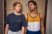Caro (Meriel Hinsching, l.) und Yannik (Rojan Juan Barani, r.) sind vollkommen erschöpft, nachdem ihre Wohnung von wildfremden Menschen besichtigt wurde.