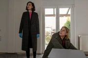 Pauline Hobrecht (Agnes Decker, l.) und Tamara Meurer (Anja Pahl, r.) durchsuchen noch einmal das Haus des Toten. Plötzlich hören sie Schritte in der oberen Etage.