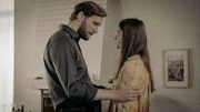 Malte (Ulrich Brandhoff) versucht seine Tochter Charlie (Emilie Neumeister) zu beruhigen: So etwas wie Zeitschleifen gibt es nicht.