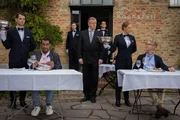 Franz Ainfachnur (Christofer v. Beau, 2.v.l.) und Ludwig Seiler (Steffen Wink, r.) beobachten die Butler-Übung.