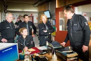 Hans (Bruno F. Apitz, r.) hat in Notwehr zwei Männer verprügelt, die seine Tochter vergewaltigen wollten. Die Aussage einer Augenzeugin spricht gegen Notwehr. Wolle (Harald Maack, l.), Franzi (Rhea Harder-Vennewald, 2.v.l.), Tarik (Serhat Cokgezen, 3.v.l.) und Claudia (Janette Rauch, 2.v.r.) müssen herausfinden, was tatsächlich geschehen ist.