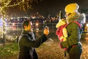 Tarik (Serhat Cokgezen, l.) macht Pauline (Lucie Heinze, r.) einen Heiratsantrag. Er möchte, dass sein Sohn Lukas eine richtige Familie hat.