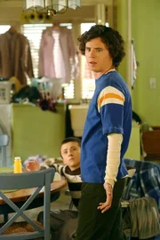 Brick Heck (Atticus Shaffer, l.); Axl Heck (Charlie McDermott, r.)