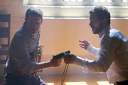 Eric Beaumont (Luke Roberts, r.)