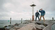 Polizeihauptmeister Kai Timmermann (Mathias Junge, l.) und Kommissar Lars Pöhlmann (Dominic Boeer, r.) machen am Hafen eine beunruhigende Entdeckung: Das Segelboot der Familie Becker ist verschwunden. Im Wasser werden Wrackteile gesichtet. Ist die Familie etwa mit dem Boot rausgefahren und verunglückt? Die Kommissare müssen mit dem Schlimmsten rechnen...