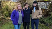 Charlie Dimmock (l.) mit Harry Rich (m.) und David Rich (r.)  +++ Die Verwendung des sendungsbezogenen Materials ist nur mit dem Hinweis und Verlinkung auf RTL+ gestattet. +++