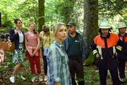 Auf der Suche nach einem verschollenen Hund. Von links: Frau Zerbe (Dagny Dewath), Greta (Theresia Vajkoczy), Charly (Yasmina Kraus), Dr. Susanne Wagner (Julia Dietze), Förster (Anton Algrang), Feuerwehrleute. Auf der Suche nach einem verschollenen Hund. Von links: Frau Zerbe (Dagny Dewath), Greta (Theresia Vajkoczy), Charly (Yasmina Kraus), Dr. Susanne Wagner (Julia Dietze), Förster (Anton Algrang), Feuerwehrleute.