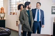 Sylvie (Stéfi Celma, l.) und ihr Mann Luca (Lino Guanciale, M.) besuchen dessen besten Freund Stefano (Fausto Sciarappa, r.) in seinem Büro in der Werft.