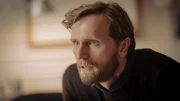 Malte (Ulrich Brandhoff) versucht, seinen Patienten zu beruhigen. Er ist überzeugt: so etwas wie eine Zeitschleife gibt es nicht.