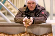 Michael Beitl vom Start-up "Kern Tec" mit Marillenkernen im Lager in Herzogenburg, Österreich.