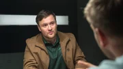 Die Auswertung der Videoüberwachung im Fitnessstudio zeigt: Thomas Rotmann (Lorris Andre Blazejewski, l.) ist direkt vor dem Tod seines Vaters bei ihm im Studio gewesen. Bei seiner Vernehmung hat er mutwillig gelogen und behauptet, seinen Stiefvater seit Längerem nicht mehr gesehen zu haben. Was hat Thomas Rotmann von seinem Vater gewollt? Hat er ihm womöglich das Asthmamittel in die Flasche gemischt?