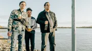 Die Freunde Nils (Lennart Herrmann, l.), Vio (Carla Njine, M.) und Kim (Danilo Kamperidis, r.) sind verwundert über Charlies plötzliche Veränderung.