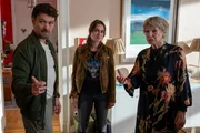 Regina Grossmann (Judy Winter, r.) zeigt den Ermittler:innen Alexander von Tal (Aleksandar Radenkovi?, l.) und Lucy Elbe (Josephin Busch, M.) den Weg zum Zimmer der vermissten Verlobten ihres Enkels.