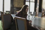 Kirsten Longacre (Rose Leslie) sucht den schottischen Abgeordneten Stephen McCole auf.