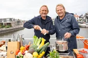 Zurück an Bord kreieren Frank Buchholz (l) und Björn Freitag aus ihrer "Tages-Beute" raffiniert-bodenständige Sommergerichte.