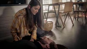 Malte (Ulrich Brandhoff) weiß nicht, wie ihm geschieht. Charlie (Emilie Neumeister) versucht, ihrem Vater zu helfen.